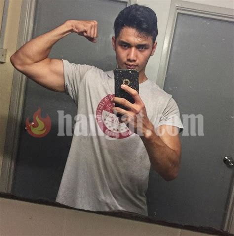 Baju tersebut berwarna kuning muda dan berbahan mengkilat. Gambar Separuh Bogel Adam Lee Tersebar Di Aplikasi ...