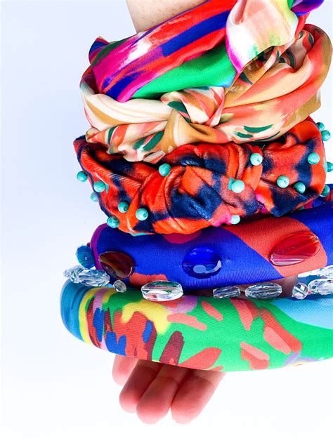 Perfect for all ages and makes a lovely gift. DIY Padded and Top knot Style Headband Tutorials - Katie Kortman