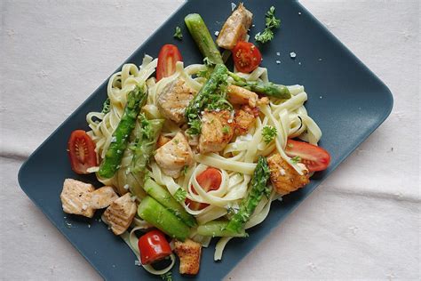 Blanchieren ist eine zubereitungsmethode, bei der speisen in kochendem wasser gegart und sofort in eiswasser abgekühlt werden. Pin auf Rezepte | Spargel