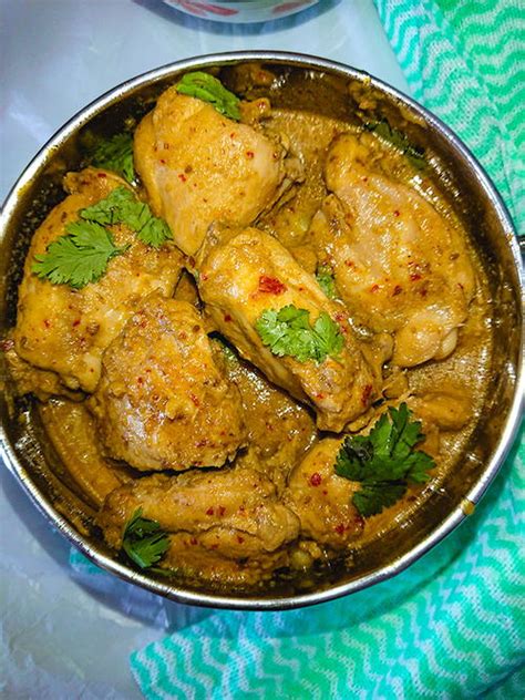 If recent events have had you thinking about improving your home cooking ability, persona 5 is here to help. 5 ingredient Easy Chicken Curry | RecipeLion.com