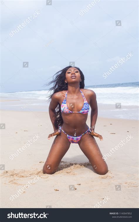 Sexy Ebony Swimsuit Model Playing On Foto De Stock Editar Ahora