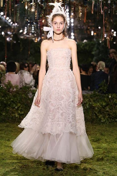 Exzentrisches brautkleid von dior couture mit asymmetrischem ausschnitt. Christian Dior | Ivory organza bustier dress with ...