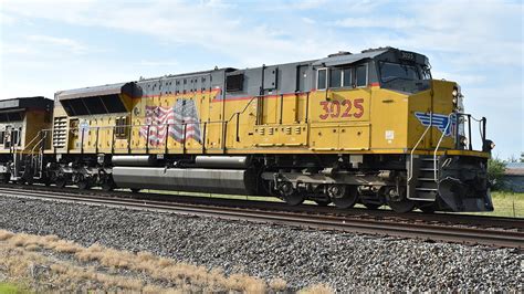 Up 3025 An Emd Sd70ace T4 Leads Ns 703 Youtube