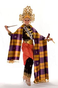 Kaum chitty, baba nyonya dan melayu melaka terkenal dengan pemakaian kebaya bersulam manakala masyarakat portugis masih menggunakan pakaian tradisi mereka sehingga kini. 9 National Costume Wakil Malaysia Di Pentas Miss Universe ...