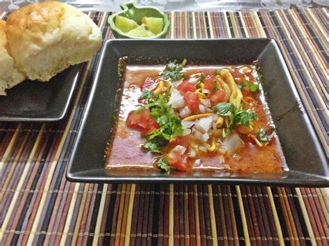 Scopri ricette, idee per la casa, consigli di stile e altre idee da provare. Onion Gsrlic Powder For Misal Pav - Misal Pav Recipe By ...