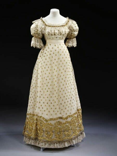 Robe De Bal Brodée En Or Ca 1820 1820s Fashion Historical Dresses