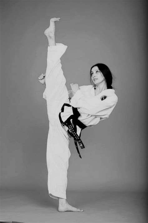 Pin By Chris Gelton On Martial Martial Arts Women Women Karate Martial Arts Girl