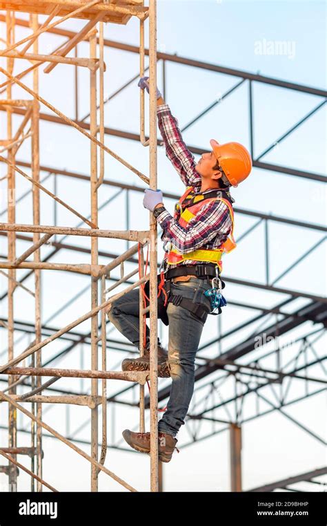 Construction Scaffolding Worker Hi Res Stock Photography And Images Alamy