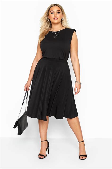 Pour autant, on peut s�lectionner une jupe midi, un peu plus longue que le mod�le classique. Jupe Noire Midi Style Patineuse | Grande taille 44-64 ...