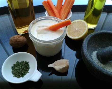 Sauce Crème à lail Parfaite pour y tremper des morceaux de légumes