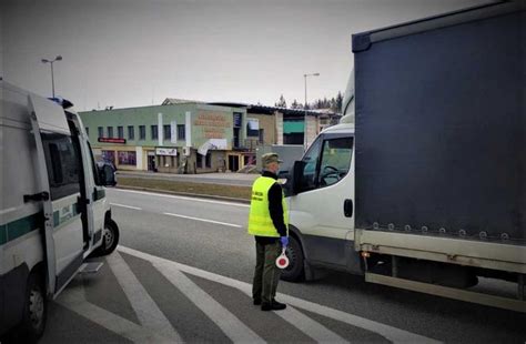 Kwarantanna po powrocie z zagranicy. Przyjazd z zagranicy do Polski na święta. Kto jest ...