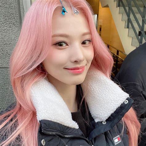 Nmixx Jinni Icon In 2022 Pink Hair Hair Pins Girl