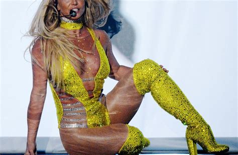 Katching My I Britney Spears Glitters In Gold After Long Awaited Return To Mtv Vma Stage