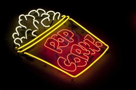 Un Brillante E Colorata Insegna Luminosa Al Neon Popcorn Archivio