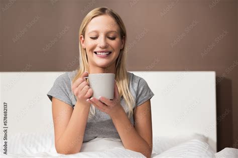 Foto De Young Blond Beautiful Lady Woman Girl Holding Cup Of Coffee In