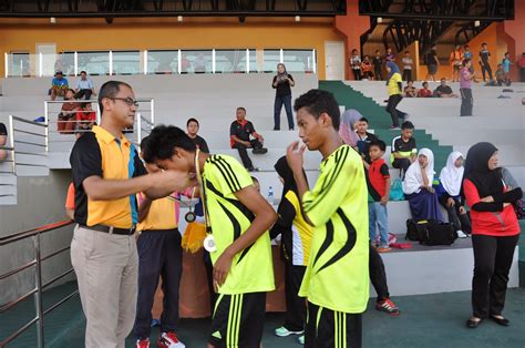 Sepak bola berasal dari dua kata yaitu 'sepak' dan 'bola'. Jabatan Pendidikan KoKurikulum Cawangan Daerah Tutong ...