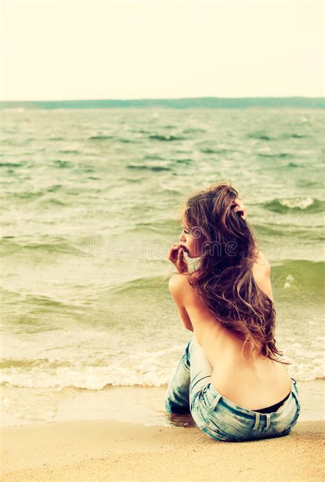 Na plaży toples dziewczyna obraz stock Obraz złożonej z kobieta 62297085