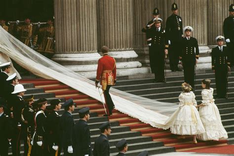 Diana tin rằng đây là cách tìm hiểu tình địch của bà camilla mà không có chút sơ hở gì, hodgson nói. Váy cưới Công nương Diana bất ngờ gây sốt trở lại: 3,5 tỷ ...