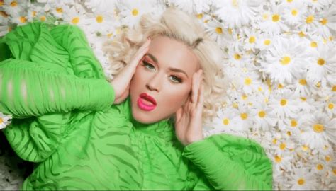 Kim truong music video by katy perry performing smile. katy perry müstakbel albümünden bir tekli paylaştı - playtuşu