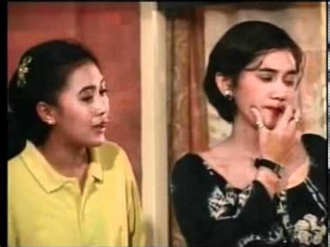 Foto tersebut adalah foto masa remaja selebriti desy ratnasari dan almarhumah nike ardilla. Nike Ardila Vs Desy Ratnasari