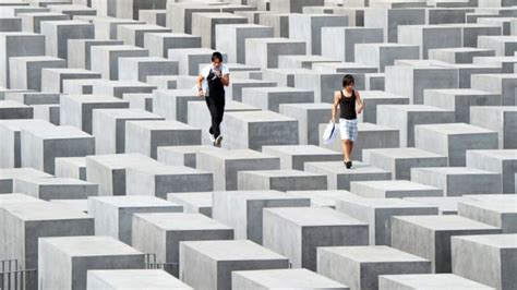 yolocausto ¿esta bien tomarse fotos en monumentos que recuerdan a las víctimas del holocausto