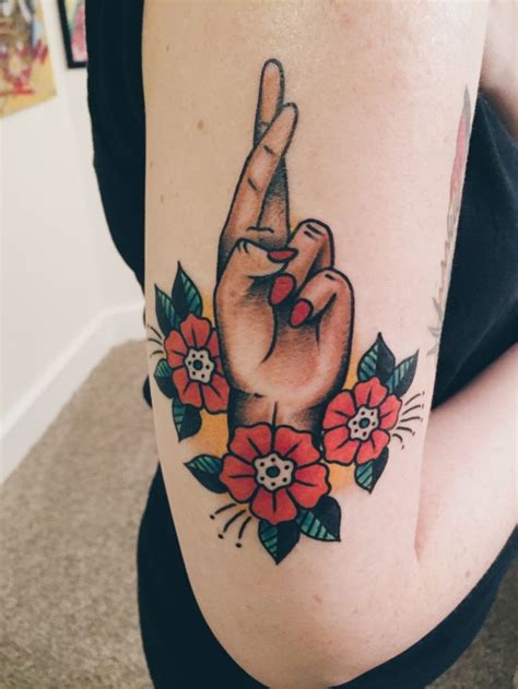 64 pp., oltre 400 disegni in bianco & nero oltre 400 disegni per il tatuaggio rose, fiori di loto, margherite, ibisco, peonie, crisantemi e. tatuaggi tradizionali, una mano femminile che incrocia le ...