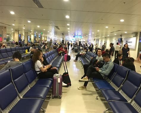Máy bay lệch đường băng sân bay tân sơn nhất: Sân bay Nội Bài đông khách nhưng Tân Sơn Nhất vắng vẻ ...