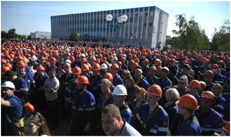 In bielorussia, centinaia di dimostranti si sono radunati nella notte, a minsk, per chiedere la ripetizione delle elezioni. In Bielorussia, la sinistra sta combattendo per porre le ...