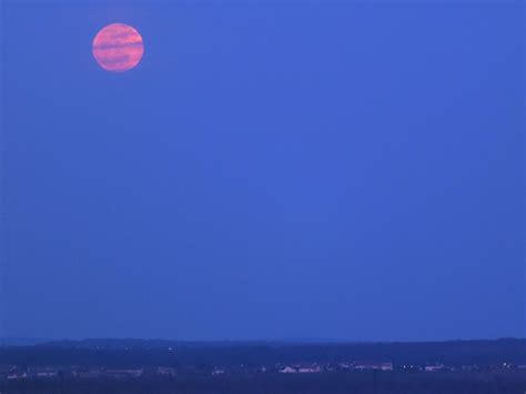 Ce sera une pleine lune en verseau. Montreur d'images: Pleine Lune rouge