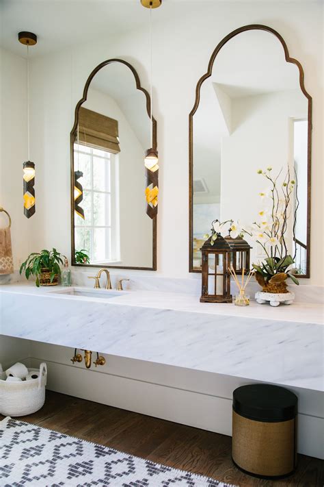An unconventional way to decorate your bathroom using a large bathroom mirror. You can never have too many accessories, even in your ...