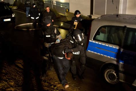 Er hat eine gültigkeit vom 1. Festnahmen durch SEK: Kornwestheim: Mann steckt Wohnung ...