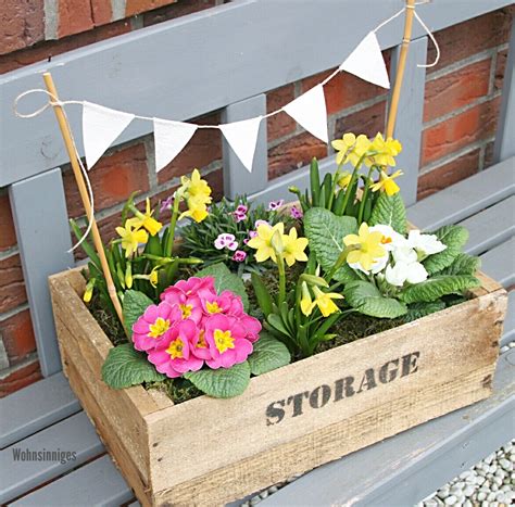 Gartenbox auflagenbox truhe box gartentruhe kissenbox gartenkasten 90l bis 420l. WOHNSINNIGES: Holzkiste mit Wimpelkette