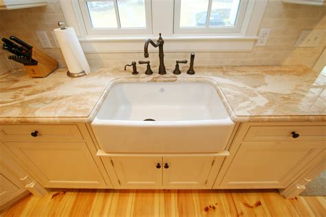 When you are decorating a kitchen in the farmhouse style, don't overlook the sink because it can be a charming and practical addition to your home decor. Selecting the Right Kitchen Sink - Encoreco