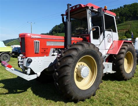 Die bewertungen basieren auf 77 erfahrungsberichten von landwirten und lohnunternehmern. Schlüter Supertrac 1600TVL, schwerer Allradschlepper ...