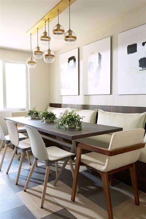 Golden metallic tones can be added to any type of table feature. Captivating and Cozy Casual Dining Room Ideas - Decorface.com