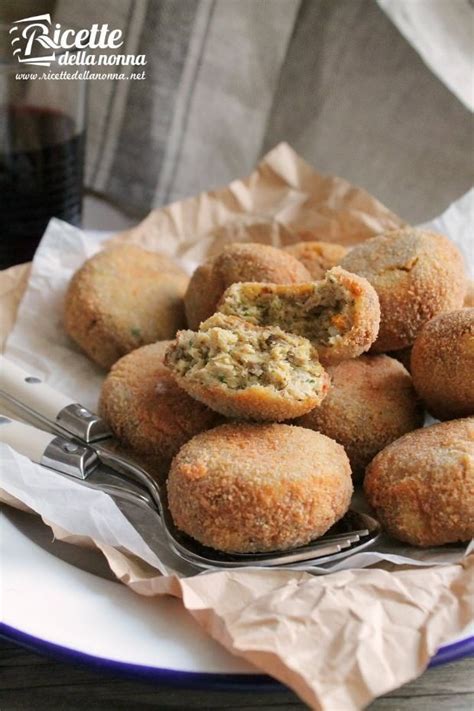 Rimuovete la crosta 1 e tagliate la mollica a cubetti, quindi ponetela in un mettete in una ciotolina abbondante pangrattato e passatevi ogni polpetta, girandola con l'aiuto di una forchetta per un'impanatura uniforme 11. Polpette di pane raffermo | Ricette della Nonna