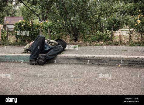 Drunk Person Lying Street Fotos Und Bildmaterial In Hoher Auflösung Alamy