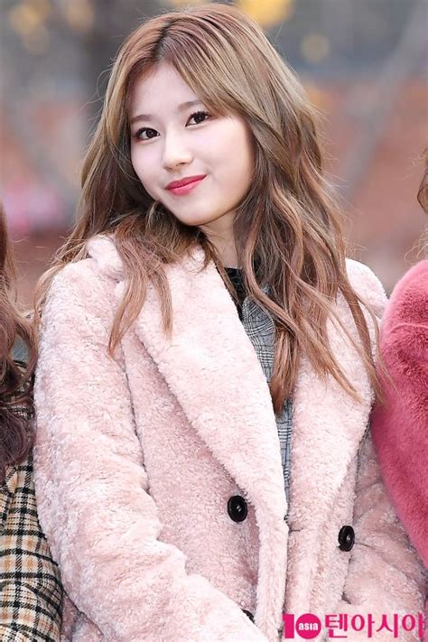 트와이스 아홉명에게 각각 다른 질문을 던졌다. TEN PHOTO 트와이스 사나 '여신 느낌' | 텐아시아