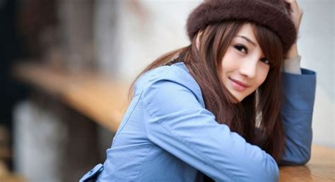 ثنا يحيى بن واضح، قال: بنات يابانية , بياض الثلج وحرير الشعر وقوام رائع هذا جمال ...