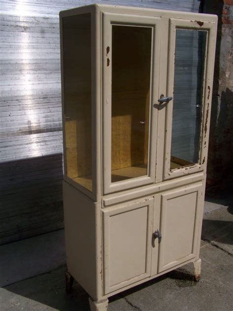 Eine vintage apotheke aus hellem holz, um eine aussage in einem wohnzimmer zu machen. Großer alter Arztschrank, Apothekerschrank, Medizinschrank ...
