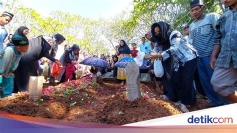 Tiba Di Lampung Pasutri Korban Mbah Slamet Dimakamkan Di Satu Liang Kubur