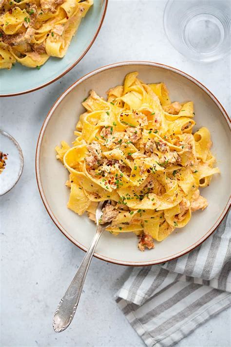 150 g roasted red peppers, preserved, sliced (1 cm). Creamy Salmon Chorizo Pasta - Supergolden Bakes