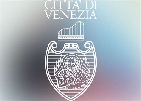 Poster artistico ritraente una bellissima ed elegante donna che indossa una giacca bianca ed un paio di occhiali da sole neri con il logo di chanel. Il Comune | Comune di Venezia.