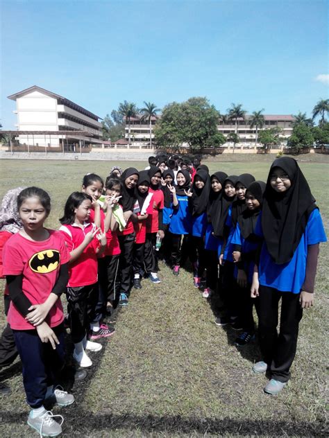 Menerima bola keras dari kawan. Perlawanan Persahabatan Bola Baling | SEKOLAH KEBANGSAAN ...