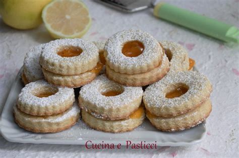 Dopo lunghi anni in cui non ho più prodotto conserve, mi sono decisa a convertire in confettura delle belle e buone albicocche che avevo comprato in abbondanza. Ciambelline sarde ricetta originale