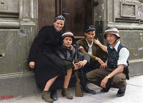 We wtorek, 1 sierpnia 1944 roku, o godz. Pokolorowane Powstanie Warszawskie. Te zdjęcia pokazują ...
