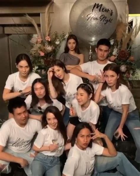 มิว นิษฐา นางเอกหน้าหวาน ยิ้มมีเสน่ห์ ที่ตอนนี้ละครกำลังมาแรงพอ ๆ กับกระแสร้อนที่ทำให้ #มิวนิษฐา พุ่งติดเทรนด์ทวิตเตอร์ แต่เธอก็ยังคงความ. มิว นิษฐา ยิ้มแก้มปริ โดนแก๊งเพื่อนเซอร์ไพรส์ จัดปาร์ตี้ ...