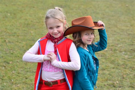 Freunde von frau martin wollen einen reiterhof am meer eröffnen. Das sind Bibi und Tina - made with Blümchen