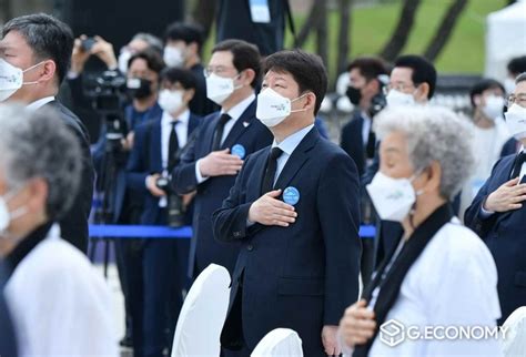 권영진 대구시장은 무리한 고소를 철회하라. 포토 5.18 민주묘역 참배하는 권영진 대구시장