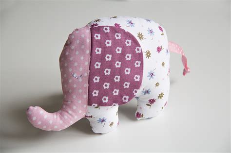 Hier erfährst du, wie du einen elefant nähen kannst. Baby Goodies | Pattydoo